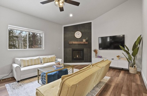 Florissant House | Pool Table|Hot tub|Modern Kitchen|Nestled in Trees