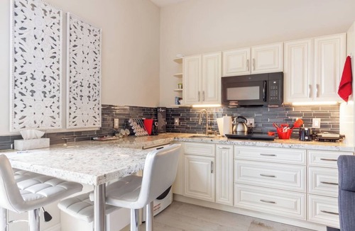 Imperial Point House | Poolside Boutique Guest House | Fort Lauderdale