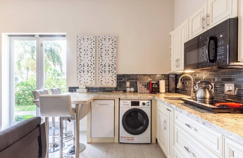Imperial Point House | Poolside Boutique Guest House | Fort Lauderdale