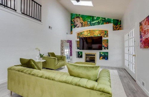 South Westminster House | Pop Art Speakeasy Karaoke Mini Golf Hot Tub & Pool