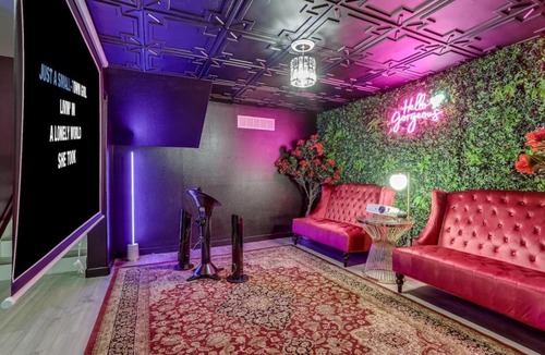 South Westminster House | Pop Art Speakeasy Karaoke Mini Golf Hot Tub & Pool