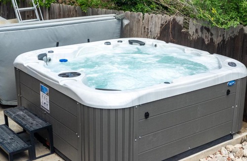 South Westminster House | Pop Art Speakeasy Karaoke Mini Golf Hot Tub & Pool