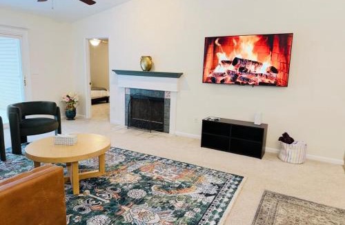 Cuyahoga Falls Villa | Premier 3BR Retreat - CVNP, Blossom & Boston Hills