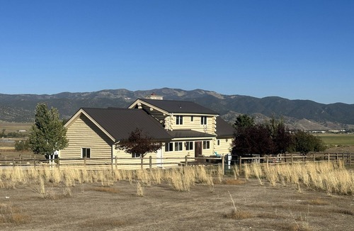 Salida Cabin | Premier log home, 360 views, hot tub, fireplace & sauna.