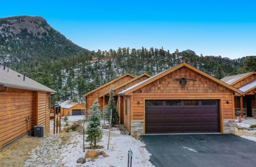 Estes Park House | PREMIUM HOME, incredible views, close to town & RMNP; hot tub, AC, & more: #6179