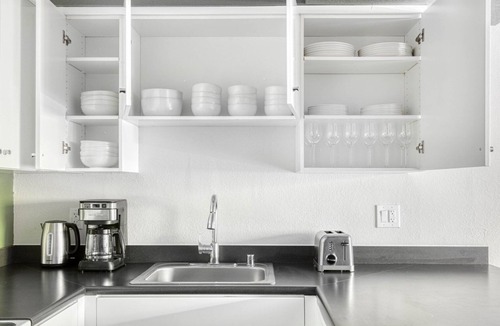 Pasadena Apartment | Premium Pasadena 2BR w/Gym & Pool, nr Colorado Ave, by Blueground