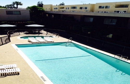 Encino Condo | PRIME LOCATION walking distance to VENTURA BLVD where all entertainment is: