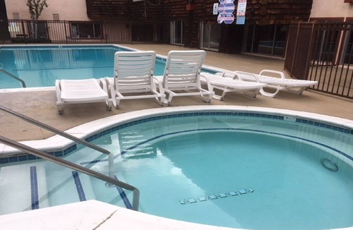 Encino Condo | PRIME LOCATION walking distance to VENTURA BLVD where all entertainment is: