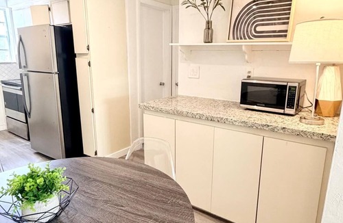 Mid Beach Apartment | Prime Miami Beach Stay, steps to the beach