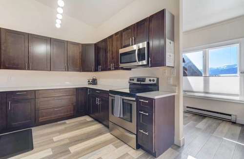 Buena Vista Condo | Princeton View! Posh Downtown King Workspace!