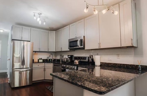 West Ridge House | Pristine 2BD - 2.5BD Duplex - Chicago - Free Parking