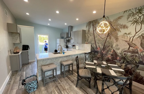 Lake Worth Cottage | Private 2bd/2bth Guest house overlooking 3 acres