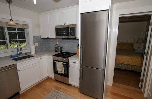 The Willows Cottage | Private Cottage with Chef's Kitchen & Washer/Dryer Near Palo Alto