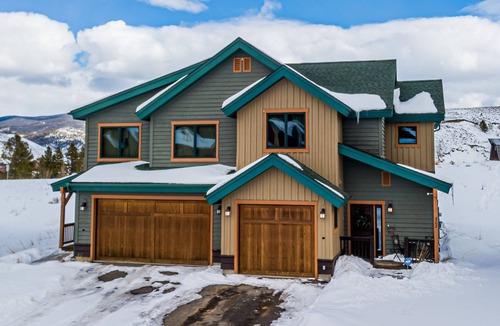 Tabernash House | PRIVATE hot tub, air hockey table + shuffle board table+ amazing views!