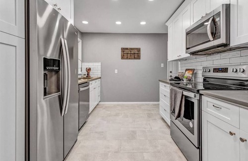 Allendale Area House | Private Hot Tub, Home Theater, Pool Table!