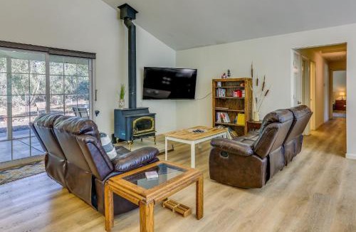 Mariposa House | Private Lake, Hot Tub & EV Charger: Mariposa Home!
