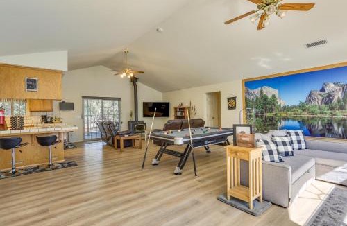 Mariposa House | Private Lake, Hot Tub & EV Charger: Mariposa Home!