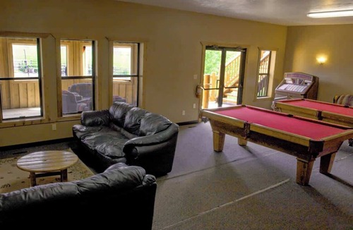 Antimony Hostel | Private Pond & Kayaks | Volleyball | 18 Bedrooms