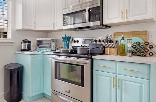 Pompano Beach House | Private Pool, Bar, Putt Green, Jet Tub, King Bed, quiet town 5min drive to beach