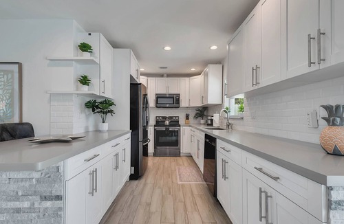 Driftwood House | Private Pool . Fire Pit · BBQ . Family Oasis mins from Hard Rock & Beach