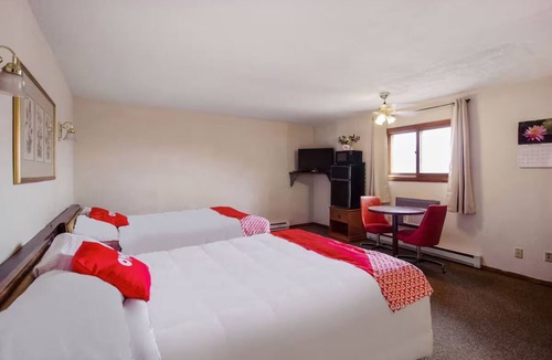 Cheyenne Wells Hotel | Private Room w/2 Full Beds + Flat-Screen TV + Essentials
