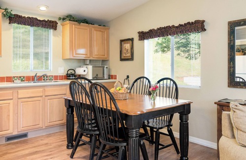 Ahwahnee Cottage | Private Two-Bedroom Cottage with Kitchen: Your Vacation Home near Yosemite