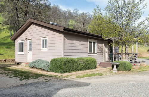 Ahwahnee Cottage | Private Two-Bedroom Cottage with Kitchen: Your Vacation Home near Yosemite