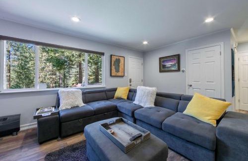 South Lake Tahoe House | Private Woods - Cottage for 4