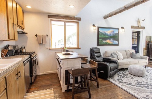 Larkspur Cabin | PROMO 5% WEEKLY AND 10% MONTHLY DISCOUNT! Mountain Cabin, conveniently located.