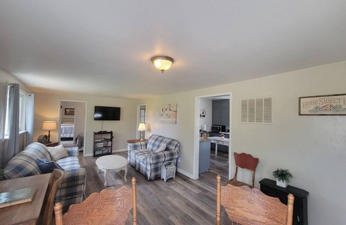 Palisade House | Quaint Farmhouse on Palisade Peach Orchard close to Wineries