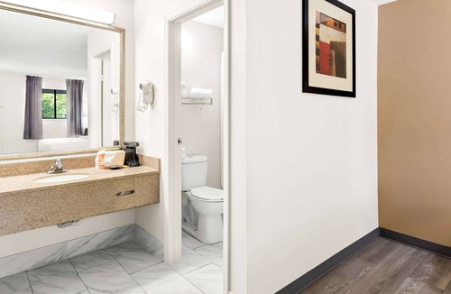 Middleburg Heights Hotel | Quality Inn Middleburg Heights near Cleveland Airport