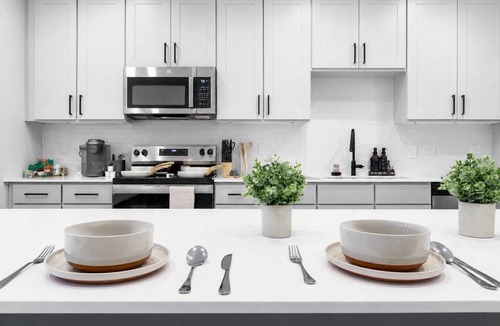 Sherman Apartment | Queen 1BR Worker Ready · Pool & Gym + Washer/Dryer