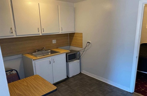 Englewood Apartment | Queen Beds with Kitchenette