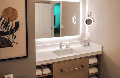 Beverly Heights Hotel | Queen | Riverside Hotel | Las Olas + New River, Yacht-Watching | 2 Units