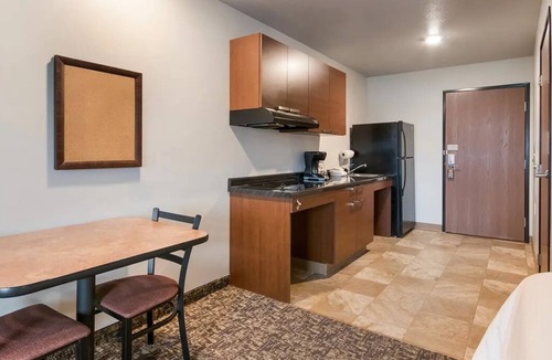 Loveland Hotel | Queen Room w/Kitchenette near Boyd lake state park