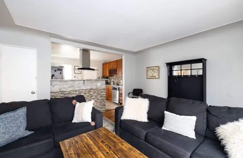 Delmar Parkway Condo | Quiet-Chef's kitchen-Laundry-Updated-Pet friendly