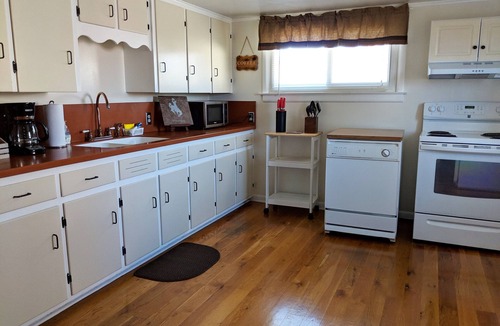 Laramie House | Quiet, Comfortable Location! w/Double Garage Easy access to WyoTech and UW