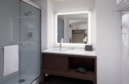 Barstow Hotel | Quiet + Comfortable Room w/Breakfast – Close to Major Dining + Shopping!
