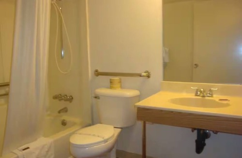 Lake Havasu City Hotel | Quiet Pet-Friendly Room w/Free Parking + Close Proximity to Windsor Beach