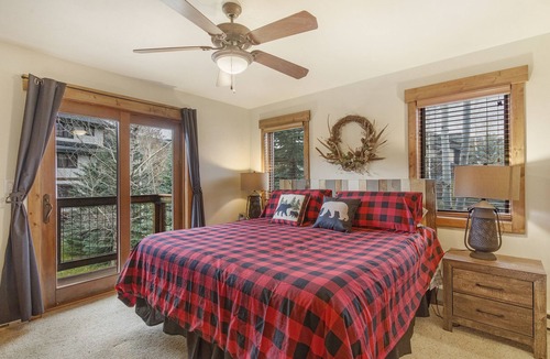 Steamboat Springs Condo | Quiet - Spacious- On Ski Bus Line - Community Hot Tubs - WD