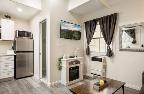 Twin Peaks Cottage | RARE Candlelight Cottage - Cozy Private Modern Romantic
