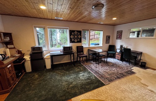 Jacoby Creek Apartment | Raven's Nest: Tranquil Forest Suite 5 min to Downtown Arcata with Redwood Views