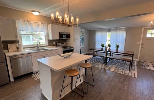 Port Clinton House | Recent Remodel - 5 min Walk to Jet Express and Downtown Port Clinton.