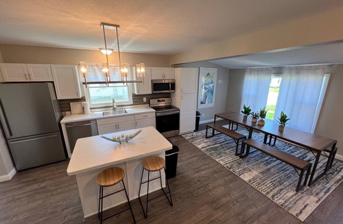 Port Clinton House | Recent Remodel - 5 min Walk to Jet Express and Downtown Port Clinton.