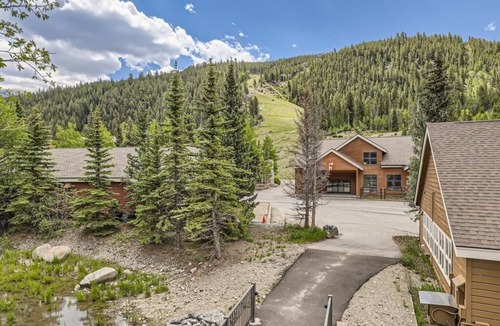 Mountain House Apartment | Recently Renovated Large Studio w/Private Sleeping Area. 100 steps to Peru Lift