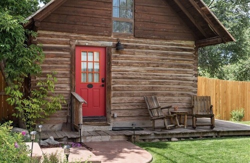 Carbondale Cabin | Red Door Hideout | D/T Carbondale, A/C, Lush Yard