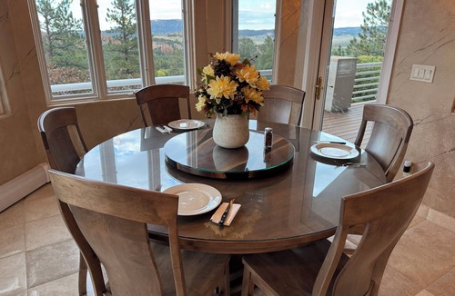 Perry Park Villa | Red Rock Views-Luxury Mountain Estate-4 En-Suite BR-Theater-Hot Tub-Dog Friendly