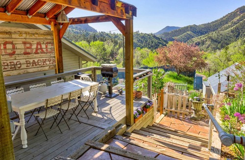 Idledale House | Red Rocks Chalet w/ Dream Kitchen: Extended Stays