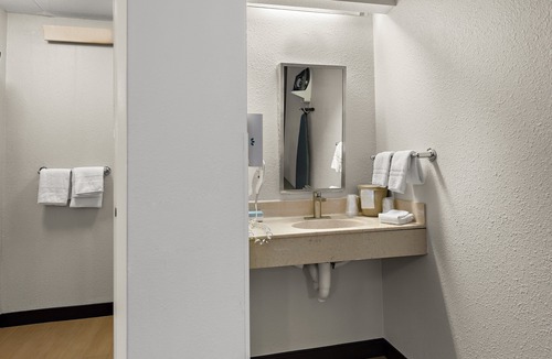 Westlake Hotel | Red Roof Inn Cleveland - Westlake