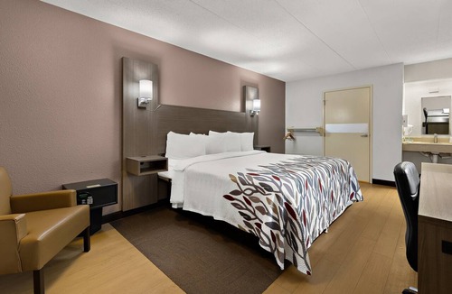 Westlake Hotel | Red Roof Inn Cleveland - Westlake